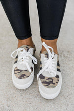 Carica l&#39;immagine nel visualizzatore di Gallery, Stella Green Camo Lace Up Sneakers
