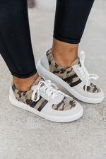 Carica l&#39;immagine nel visualizzatore di Gallery, Stella Green Camo Lace Up Sneakers
