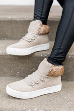 Carica l&#39;immagine nel visualizzatore di Gallery, Millicent Beige Fur Lined Sneaker
