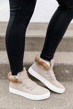 Carica l&#39;immagine nel visualizzatore di Gallery, Millicent Beige Fur Lined Sneaker
