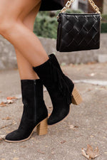 Cargar imagen en el visor de la galería, Nelly Black Fringe Suede Boots
