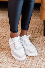 Lade das Bild in den Galerie-Viewer, Tracey White/Taupe Platform Quilted Sneaker
