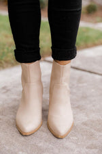 Carica l&#39;immagine nel visualizzatore di Gallery, Jordyn Beige Pointed Booties
