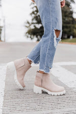 Carica l&#39;immagine nel visualizzatore di Gallery, Rita Beige Platform Suede Booties
