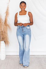 Lade das Bild in den Galerie-Viewer, Donna Frayed Hem Medium Wash Flare Jeans
