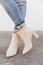 Carica l&#39;immagine nel visualizzatore di Gallery, Brandi Ivory Woven Booties
