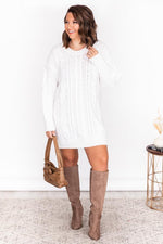 Carica l&#39;immagine nel visualizzatore di Gallery, CAITLIN COVINGTON X PINK LILY The Krista Cable Knit Ivory Sweater Dress
