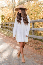 Carica l&#39;immagine nel visualizzatore di Gallery, CAITLIN COVINGTON X PINK LILY The Krista Cable Knit Ivory Sweater Dress
