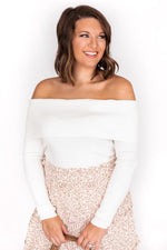 Carica l&#39;immagine nel visualizzatore di Gallery, CAITLIN COVINGTON X PINK LILY The Nancy Foldover Ivory Fitted Off The Shoulder Sweater
