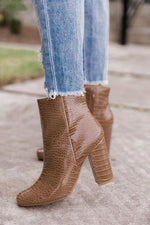 Carica l&#39;immagine nel visualizzatore di Gallery, Sadie Brown Round Toe Heel Booties
