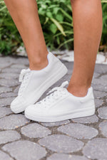 Lade das Bild in den Galerie-Viewer, The Jenny Solid Sneakers White
