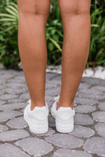 Lade das Bild in den Galerie-Viewer, The Jenny Solid Sneakers White
