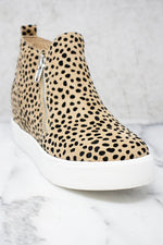 Carica l&#39;immagine nel visualizzatore di Gallery, The Danielle Spotted Animal Print Wedge Sneakers
