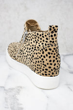 Carica l&#39;immagine nel visualizzatore di Gallery, The Danielle Spotted Animal Print Wedge Sneakers
