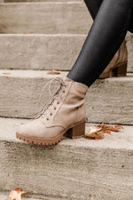 Carica l&#39;immagine nel visualizzatore di Gallery, Ruth Taupe Booties
